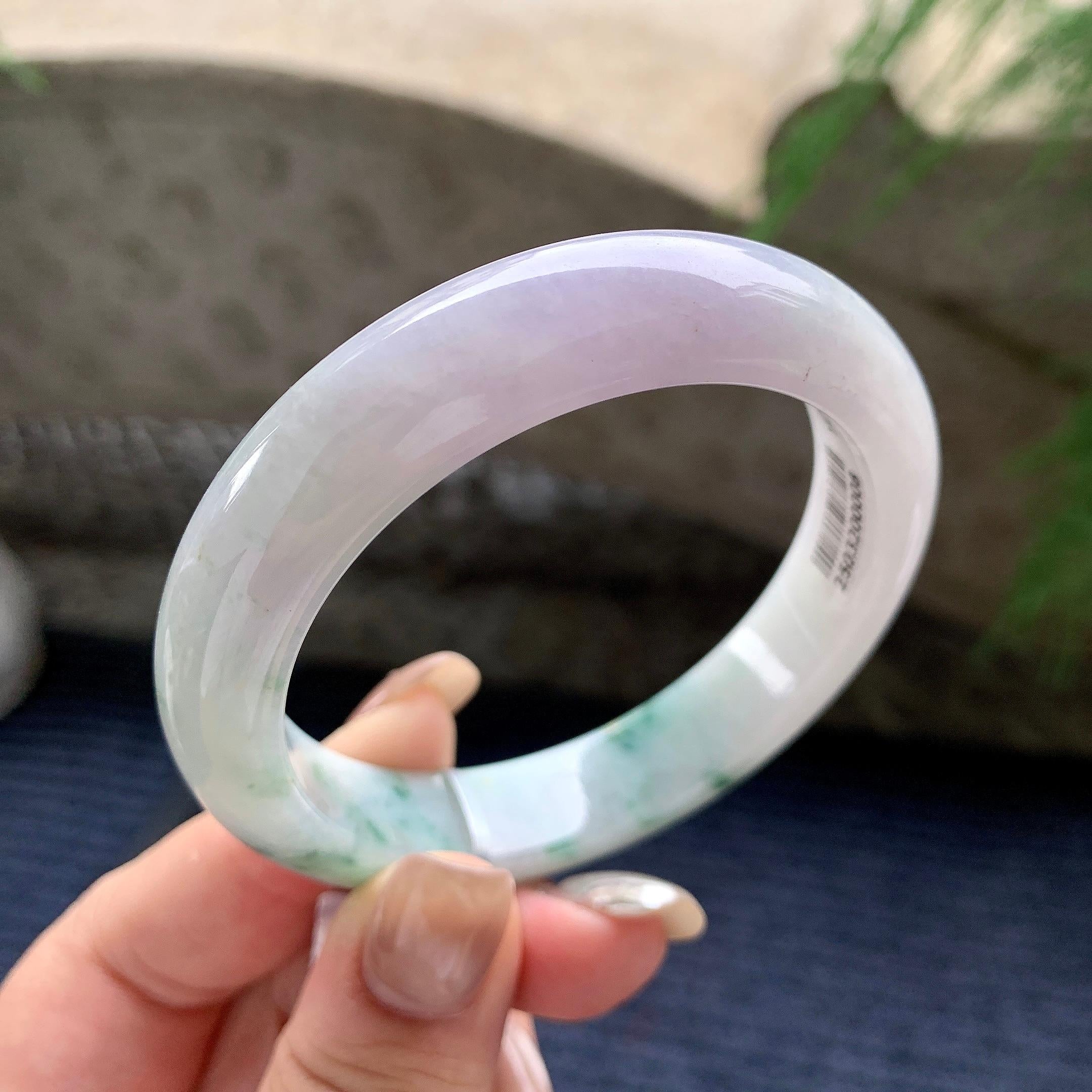 细糯种淡粉底飘绿花正圈平安镯  55.7圈口  天然缅甸A货翡翠（yc436254）