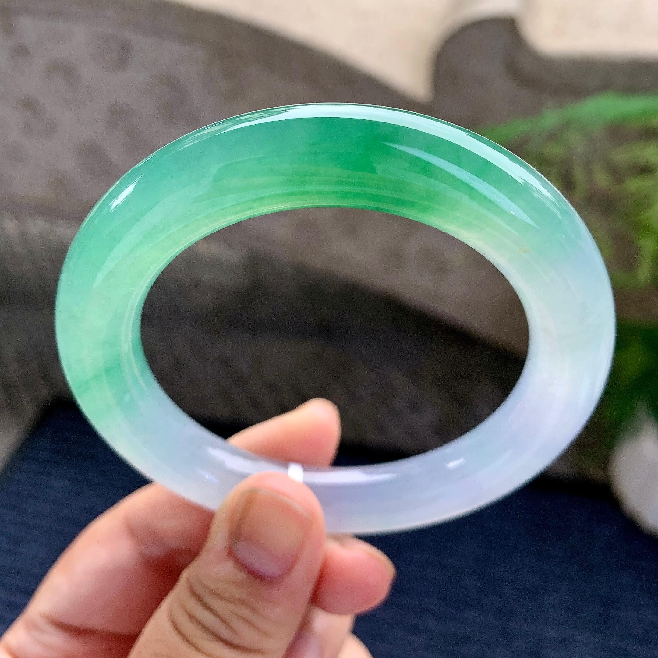 糯冰种翠绿圆条手镯（55.8mm）（yc228500）