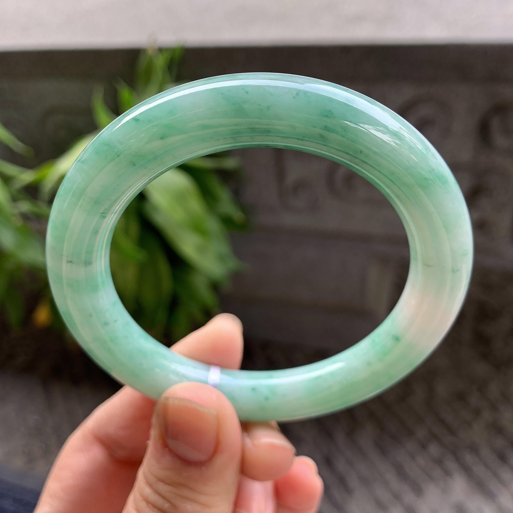 细糯种飘绿花圆条手镯55.7圈口 天然缅甸A货翡翠（yc332530）