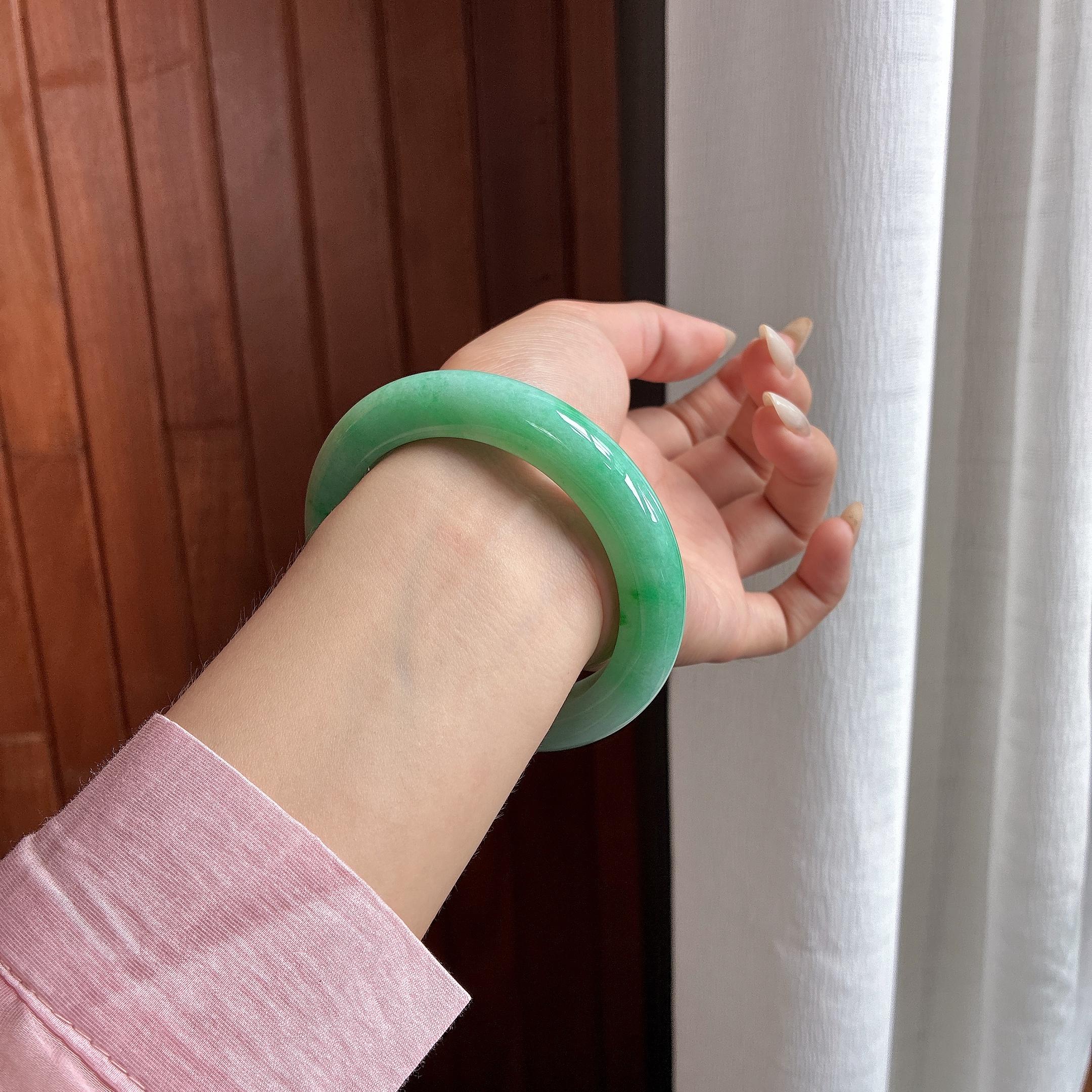 大圈口 细糯带色正圈平安镯 62圈 天然缅甸翡翠Ａ货（yc486914）
