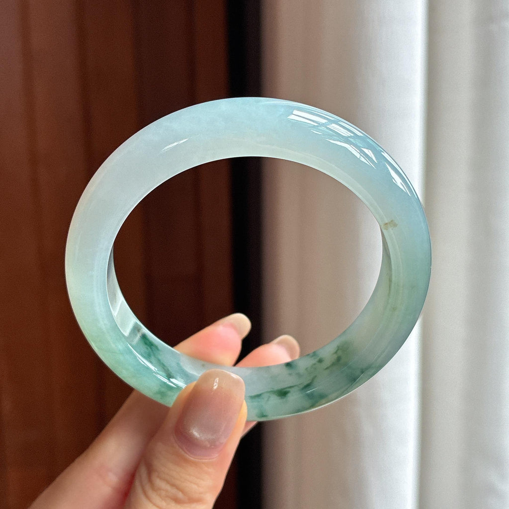 Vòng tay ngọc phỉ thúy tròn bình an Miến Điện tự nhiên loại A - 56 vòng với hoa văn nổi trên nền đá bán trong