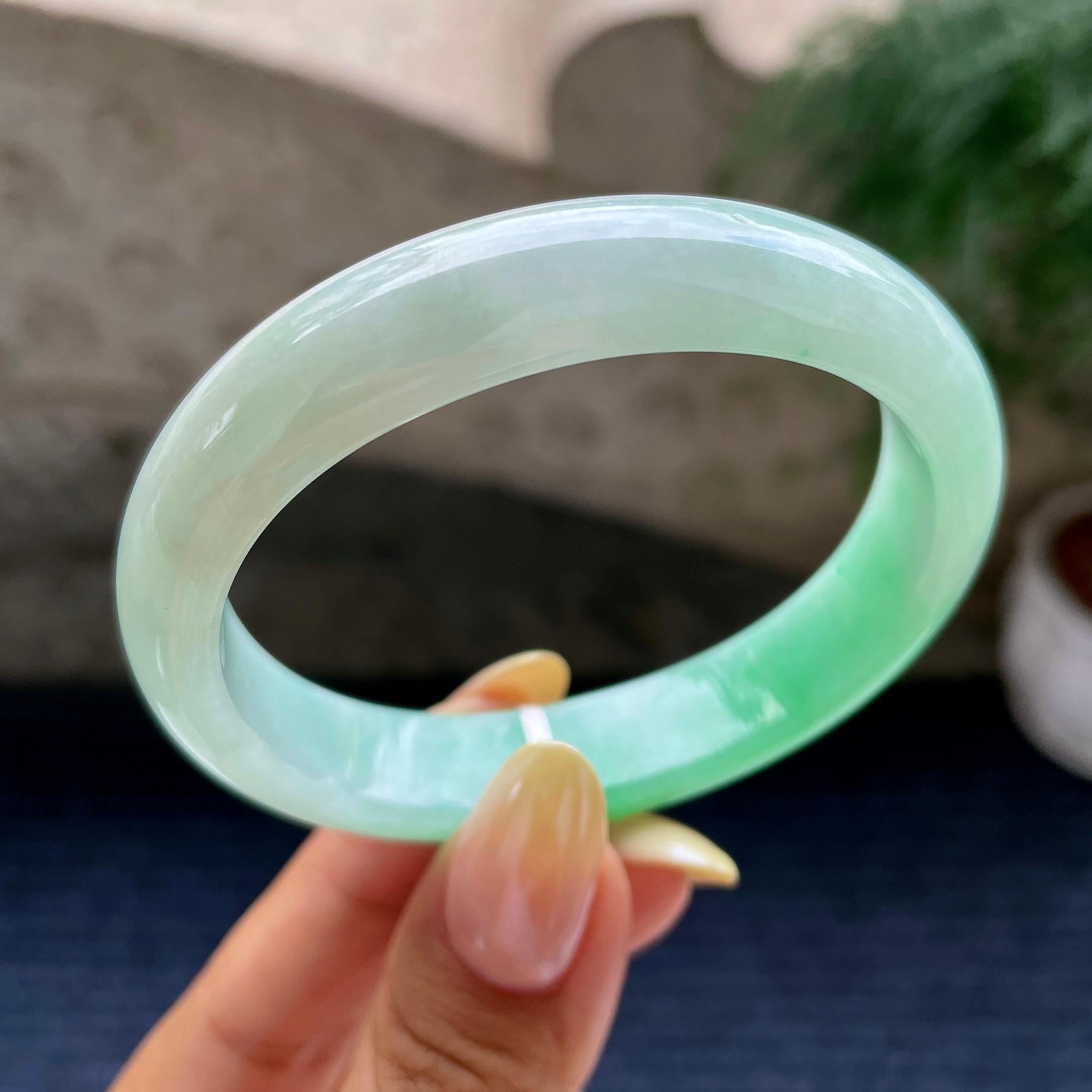 细糯种翠绿贵妃手镯55.8圈         天然缅甸A货翡翠（yc452169）