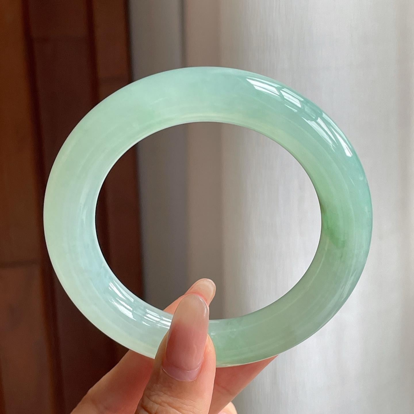 糯冰种晴底飘绿花翡翠圆条手镯（57mm）（yc198346）