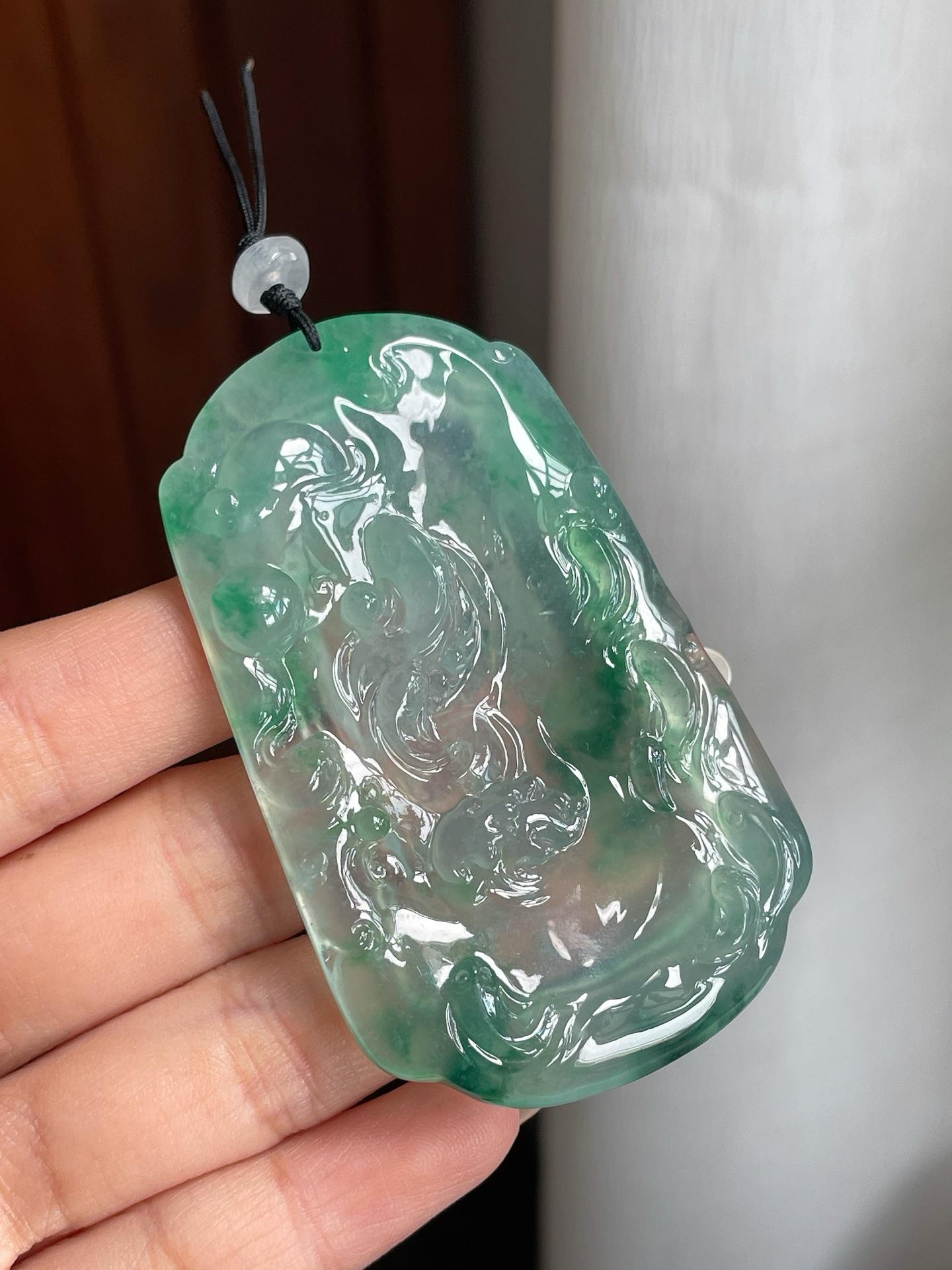 冰种飘绿花翡翠力争上游挂件（yc204362）