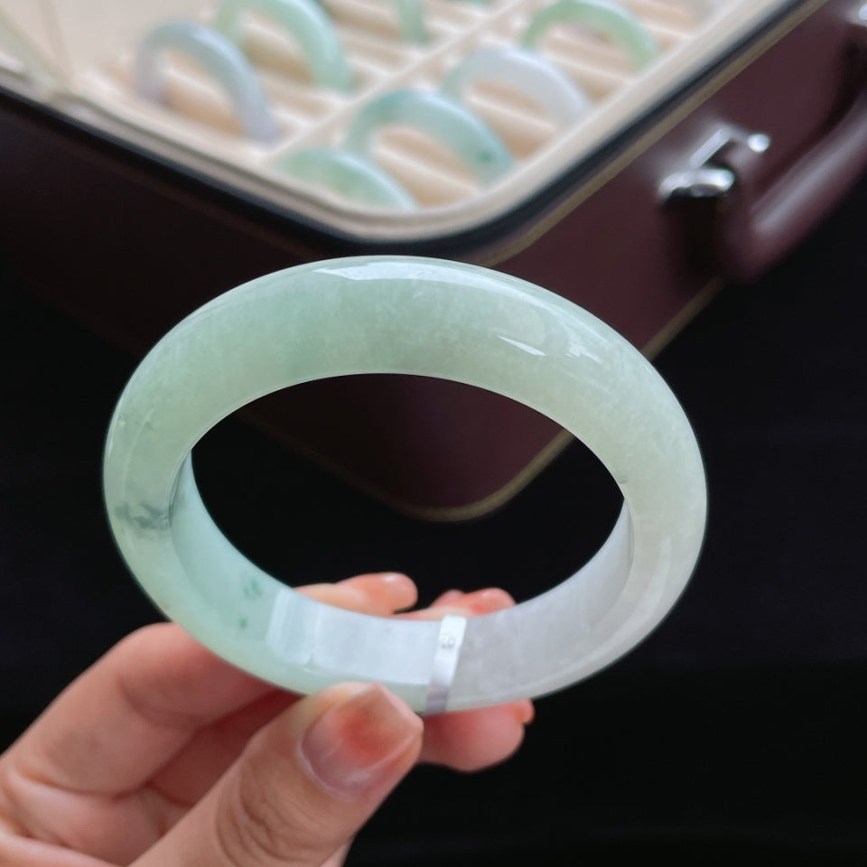 糯冰晴底飘花翡翠手镯（55.8mm）（yc016179）