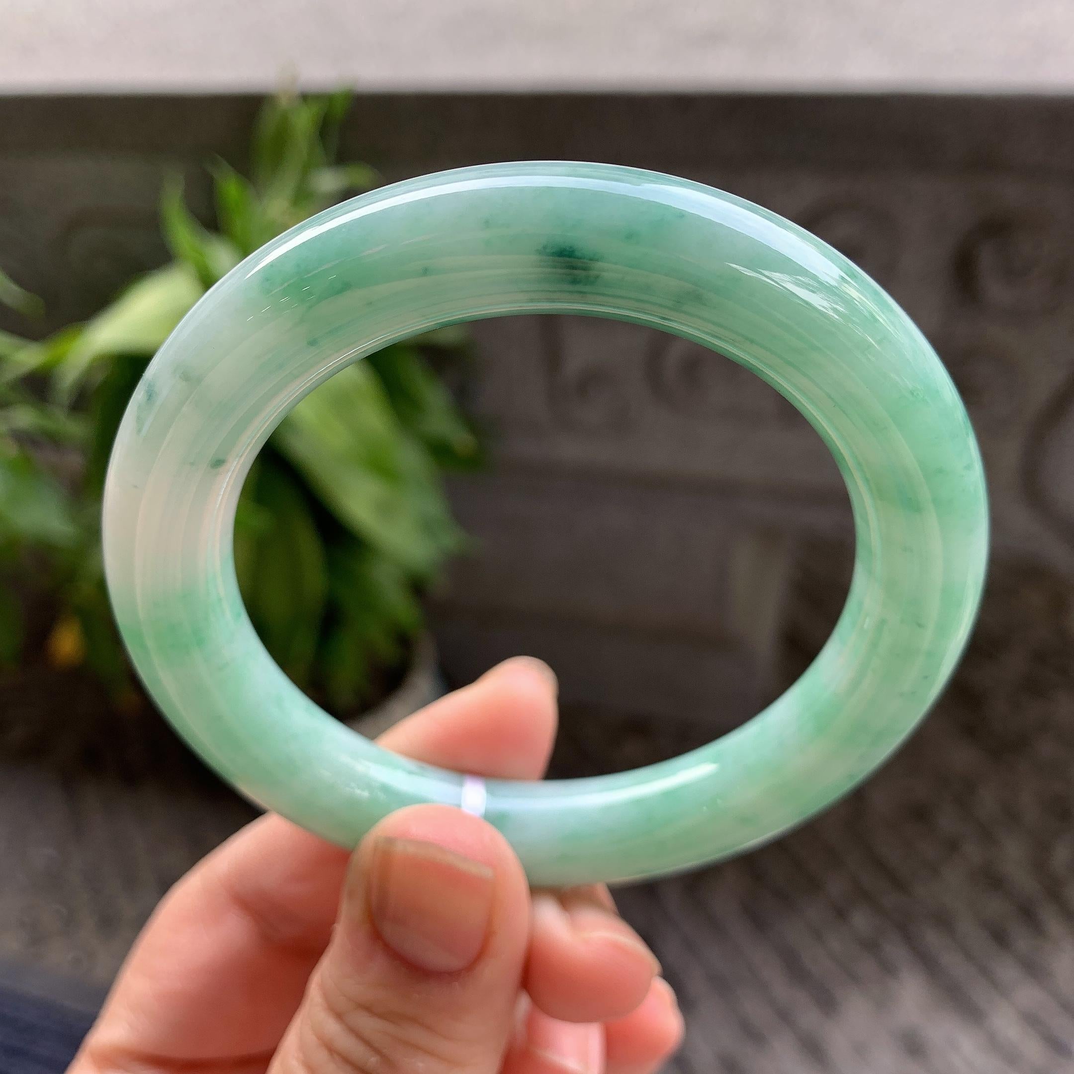 细糯种飘绿花圆条手镯55.7圈口 天然缅甸A货翡翠（yc332530）