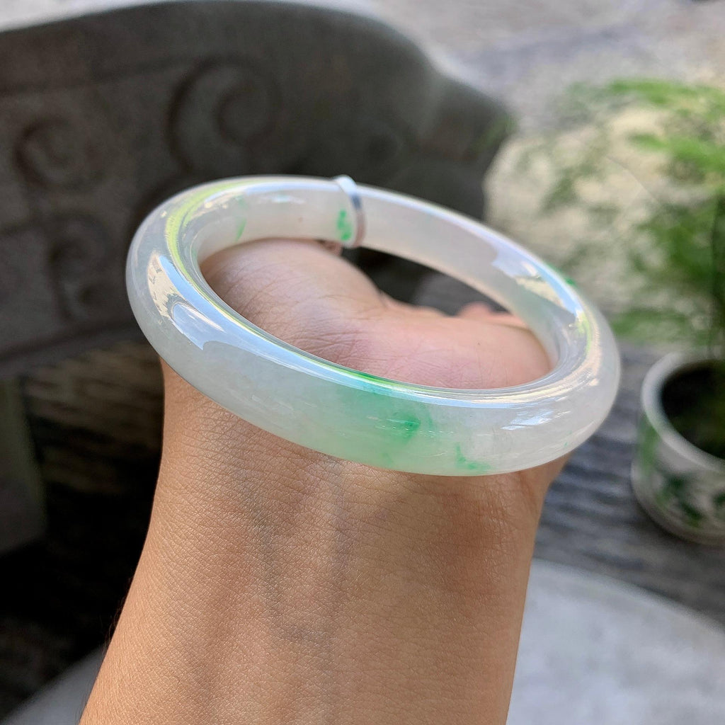 糯冰种飘绿圆条手镯（55.4mm）