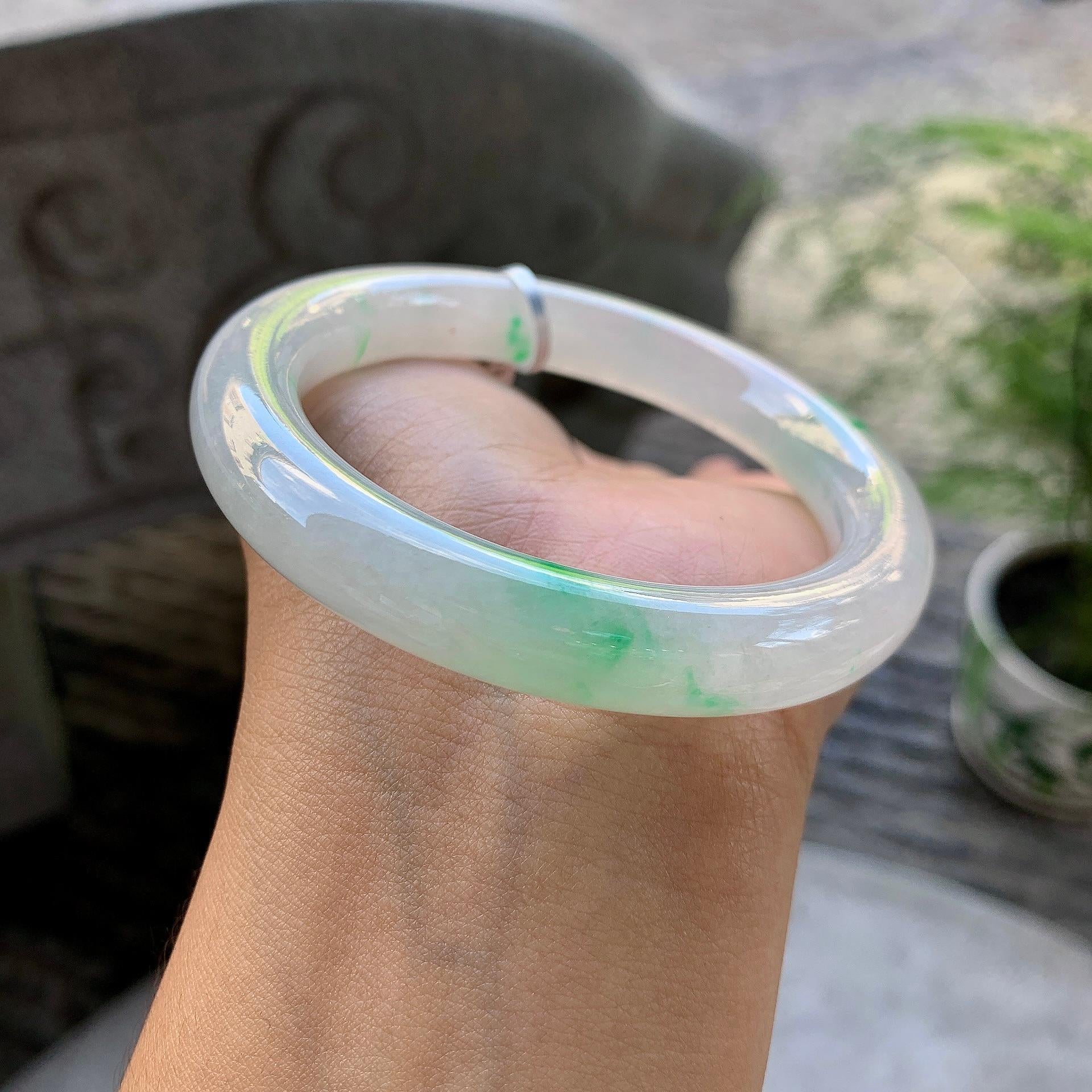 糯冰种飘绿圆条手镯（55.4mm）