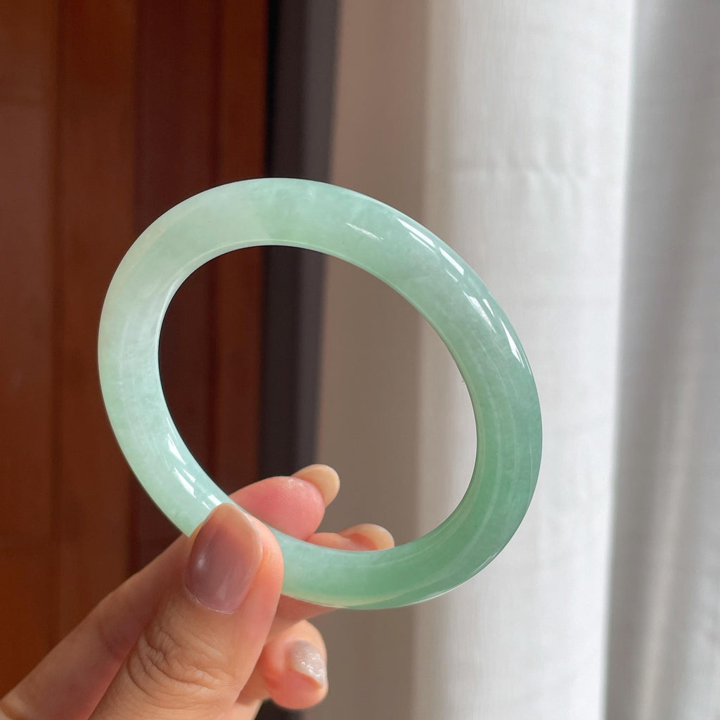 糯冰晴绿底翡翠圆条手镯（55mm）（yc404829）