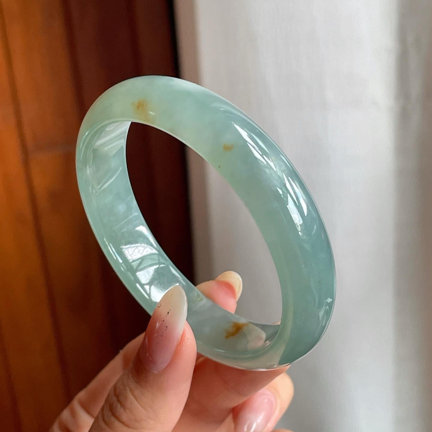糯冰种湖水绿带黄翡翡翠平安镯（56.3mm）（yc216824）