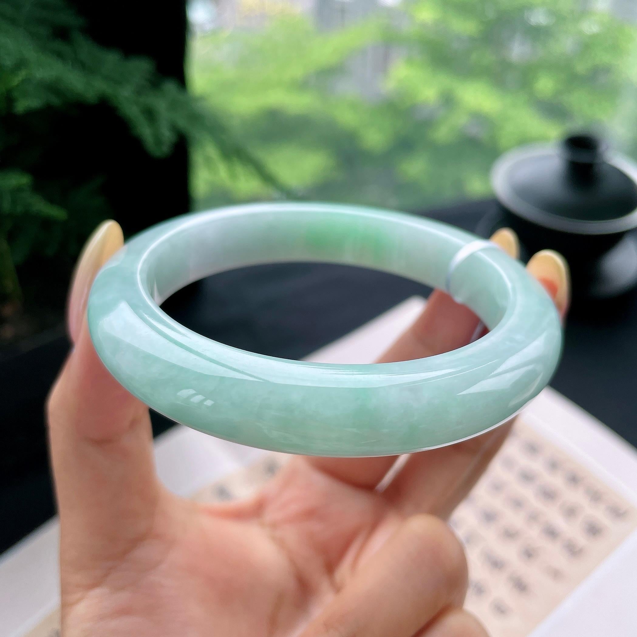大圈口 细糯种晴底飘绿正圈平安镯60.2圈 天然缅甸A货翡翠（yc473057）