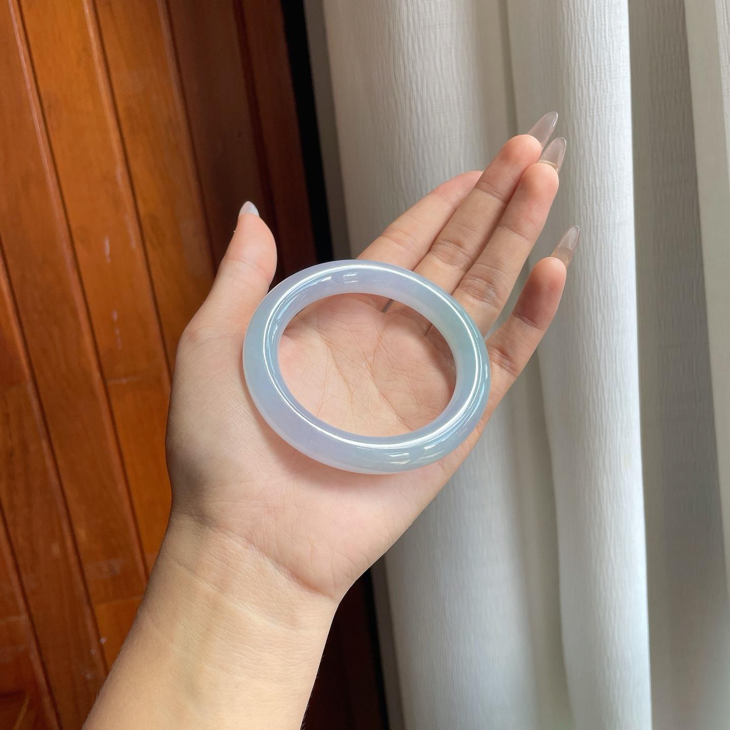 糯冰春彩底子圆条翡翠手镯（56.5mm）（yc246206）