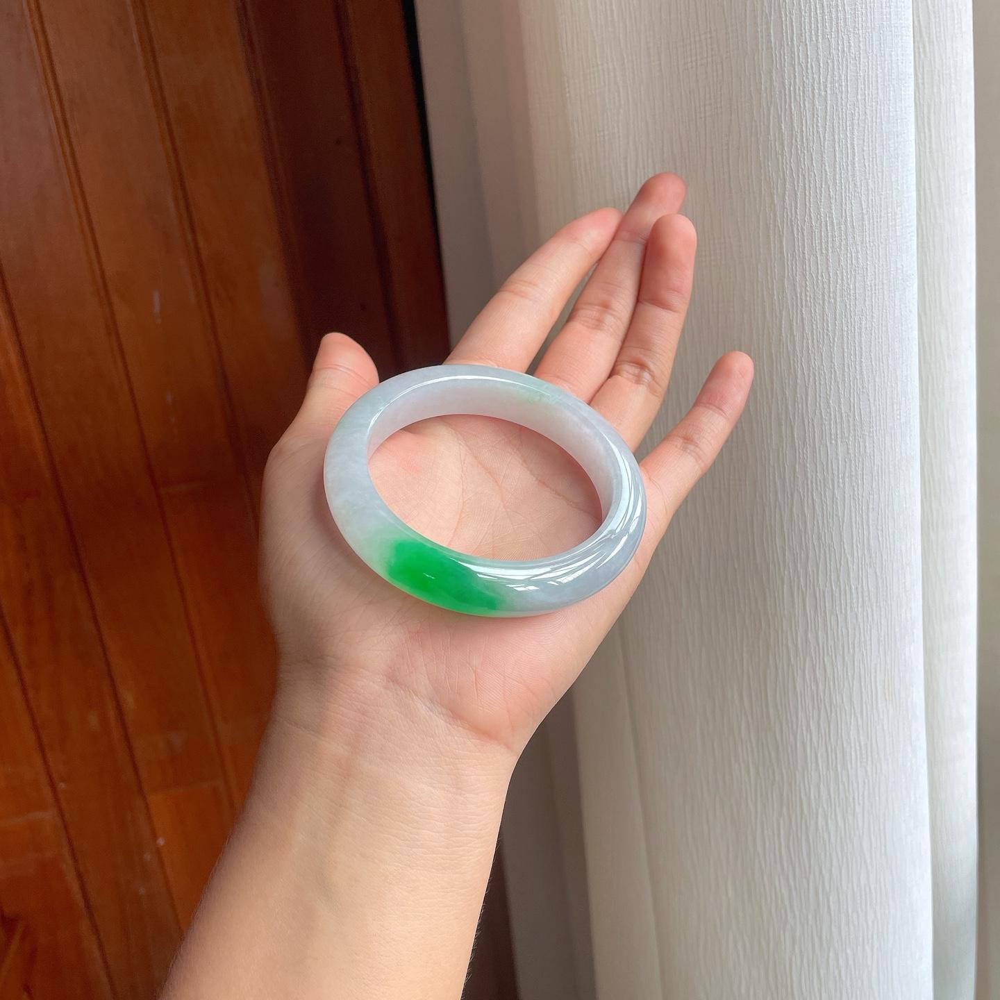 糯冰带辣绿色翡翠平安镯（56mm）（yc249148）