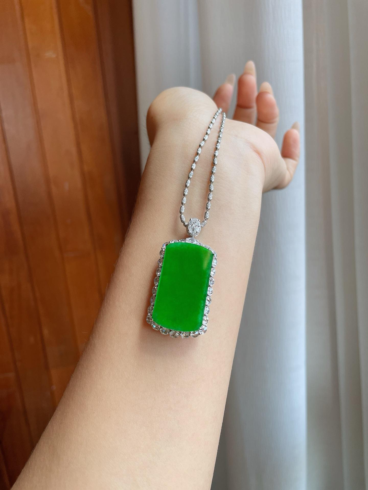 18k金镶糯冰满绿翡翠无事牌（yc241854）