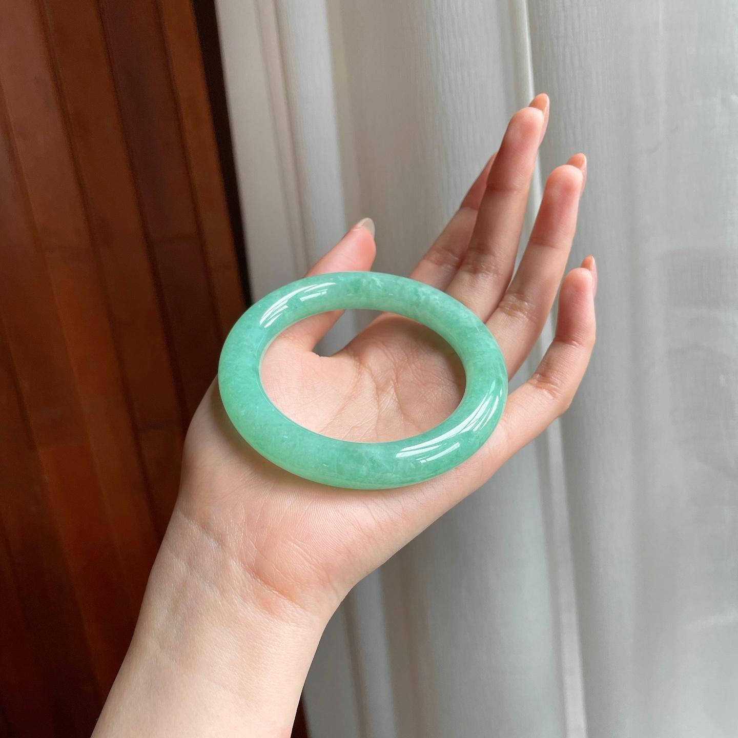 糯冰果绿翡翠圆条手镯（56mm)（yc342965）