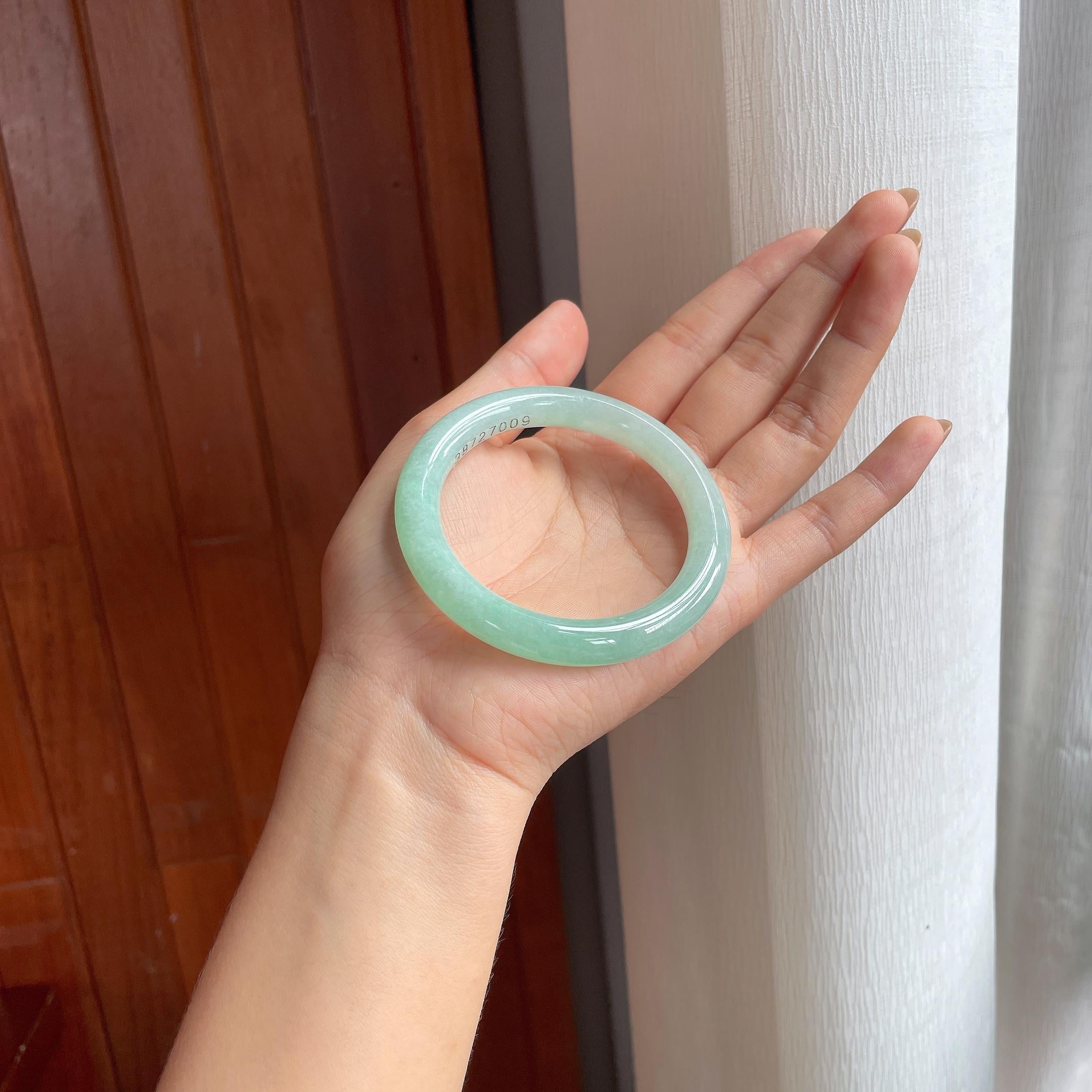 糯冰晴绿底翡翠圆条手镯（55mm）（yc404829）