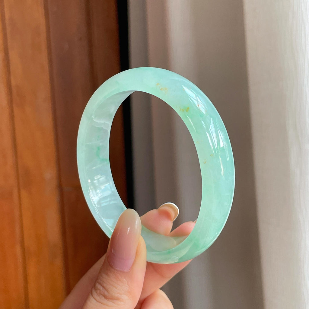 糯冰晴底洒金宽版翡翠贵妃镯（58.8mm)（yc419558）