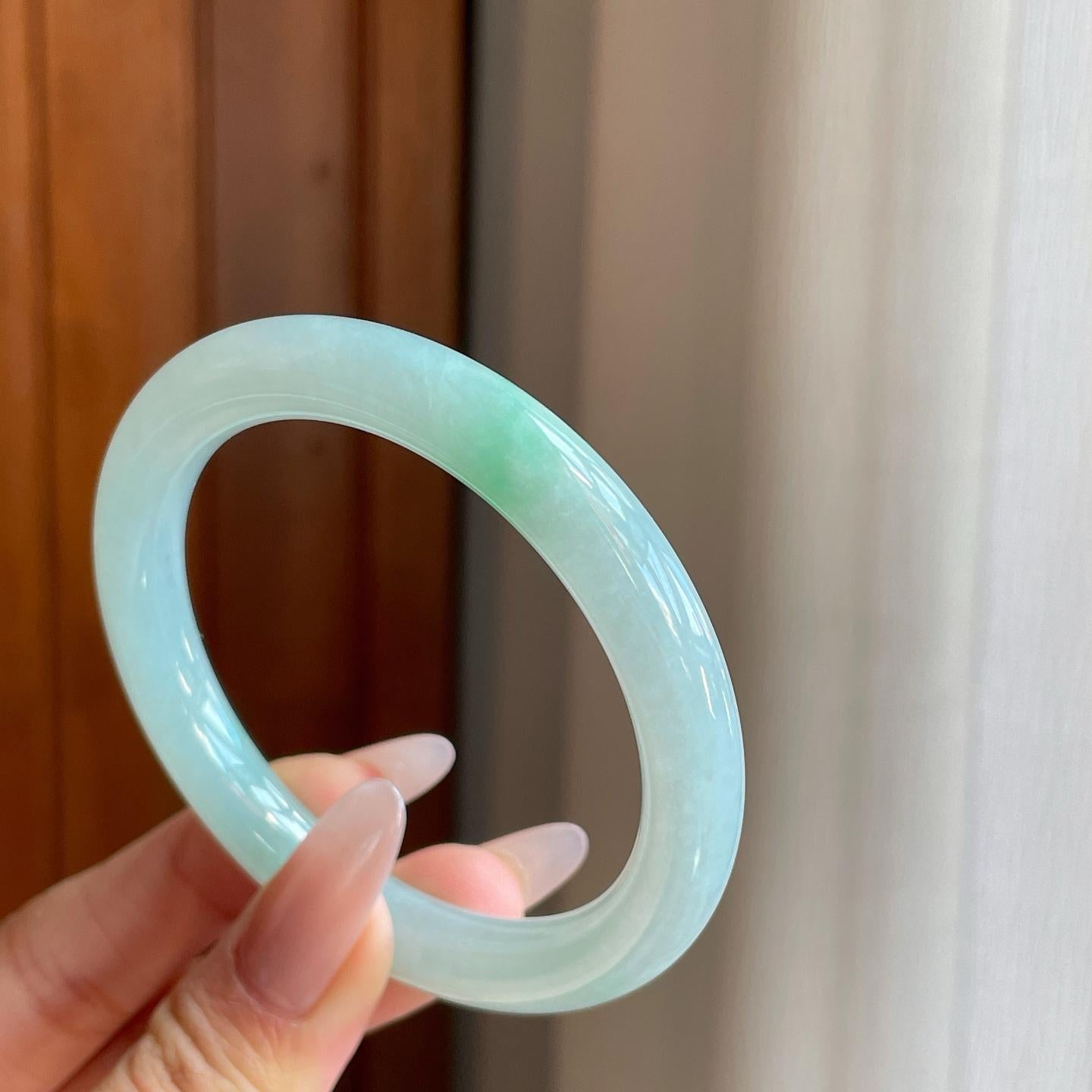 糯冰淡晴底飘花翡翠圆条（53.8mm）（yc270318）