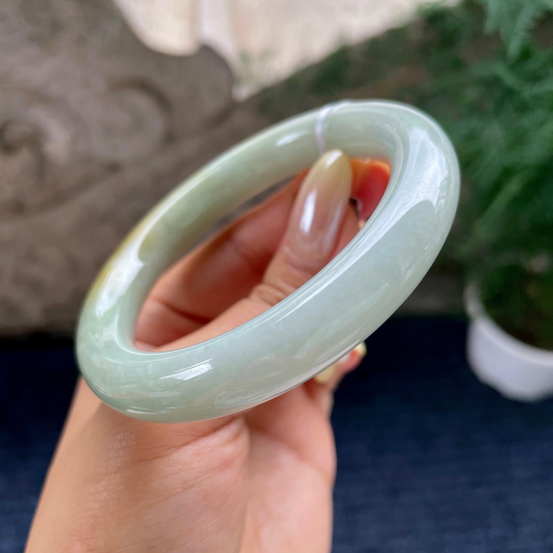 细糯种飘黄翡圆条手镯55.8圈 天然缅甸A货翡翠（yc464111）