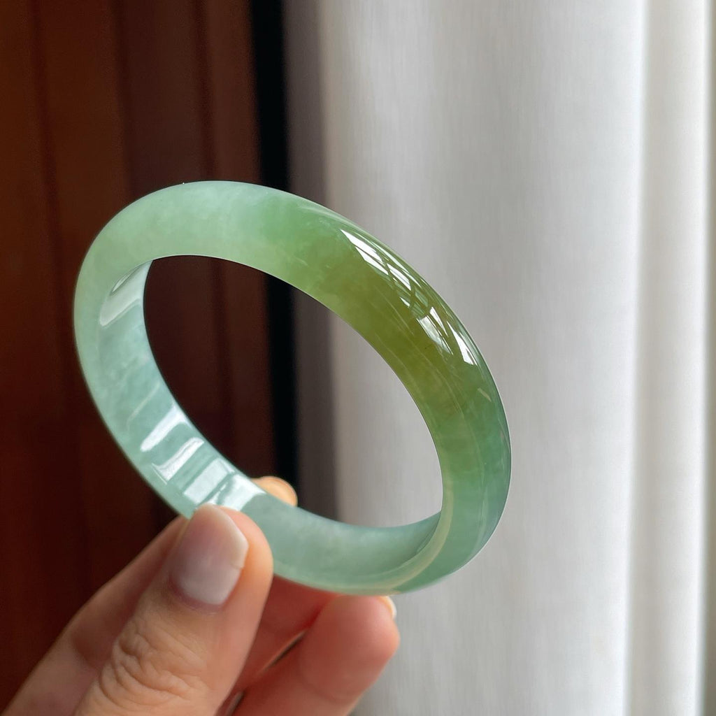 糯冰晴绿底带一抹黄翡翠平安镯（56mm）（yc254052）