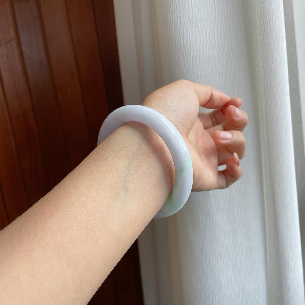 糯冰淡春底带色翡翠圆条手镯（59.5mm）（yc312893）
