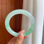 糯冰飘绿花翡翠圆条手镯（58.8mm）（yc408391）