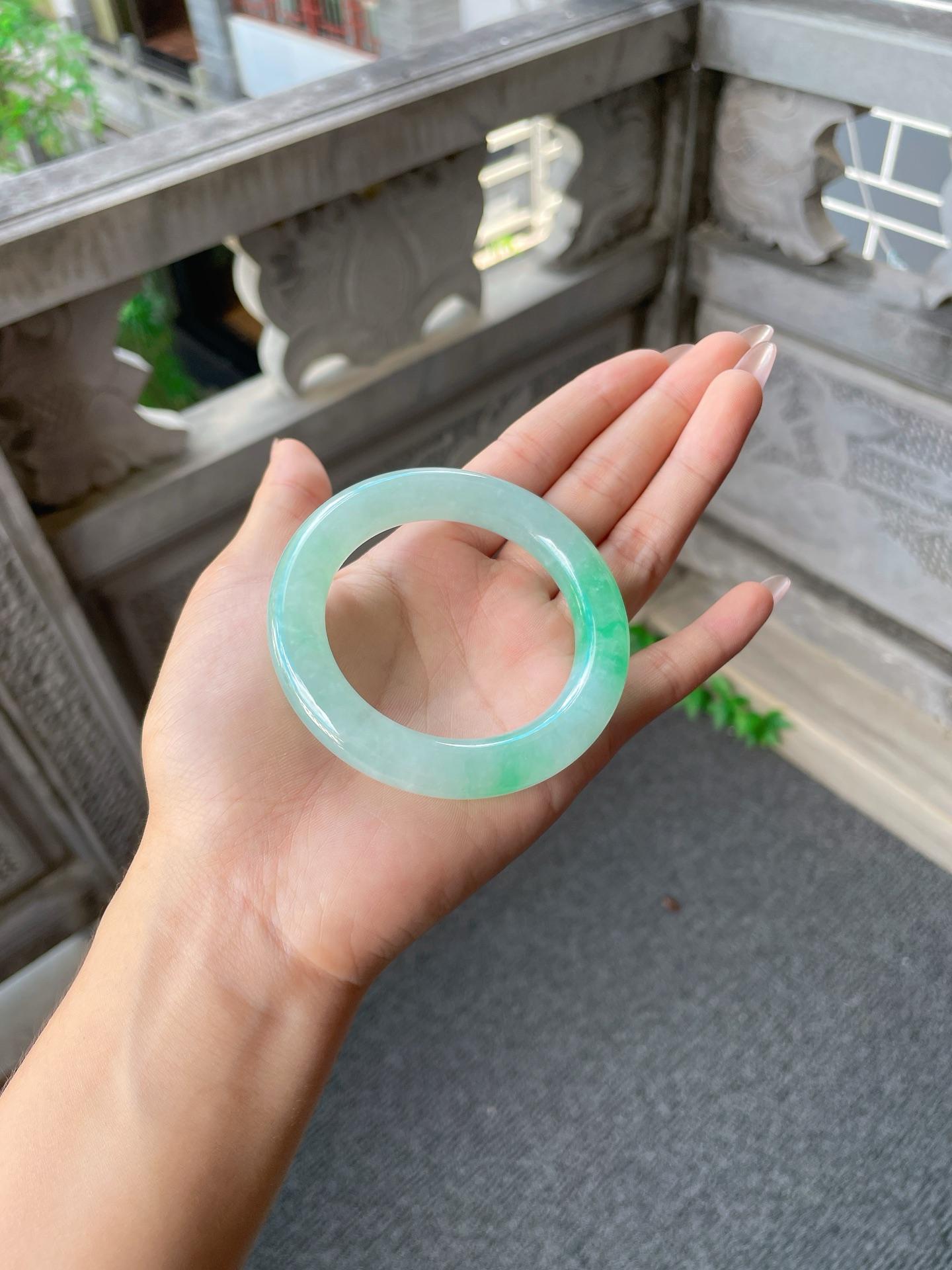 冰种飘绿花翡翠圆条手镯（55mm）（yc226169）