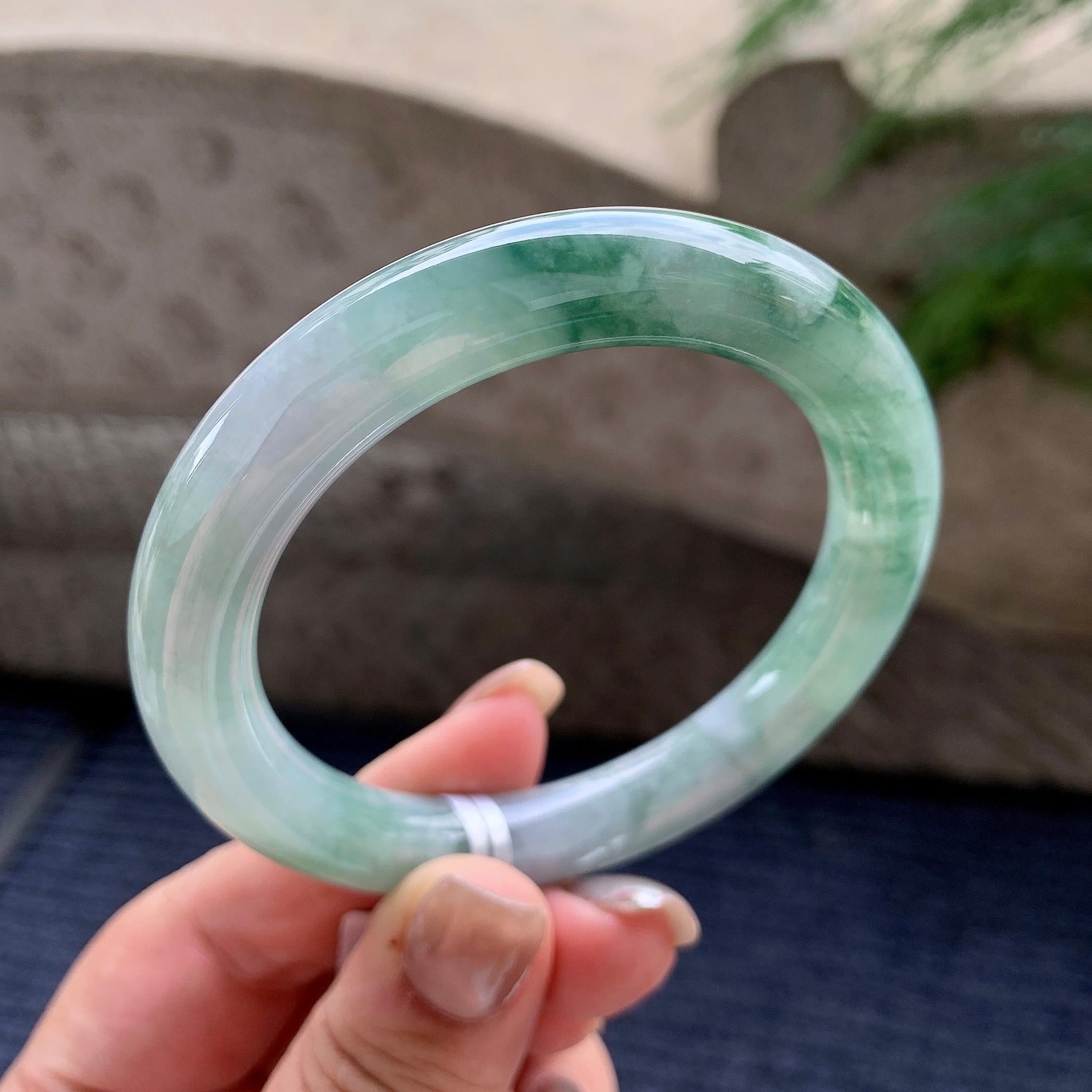 细糯种飘绿花圆条手镯  55圈口  天然缅甸A货翡翠（yc421276）