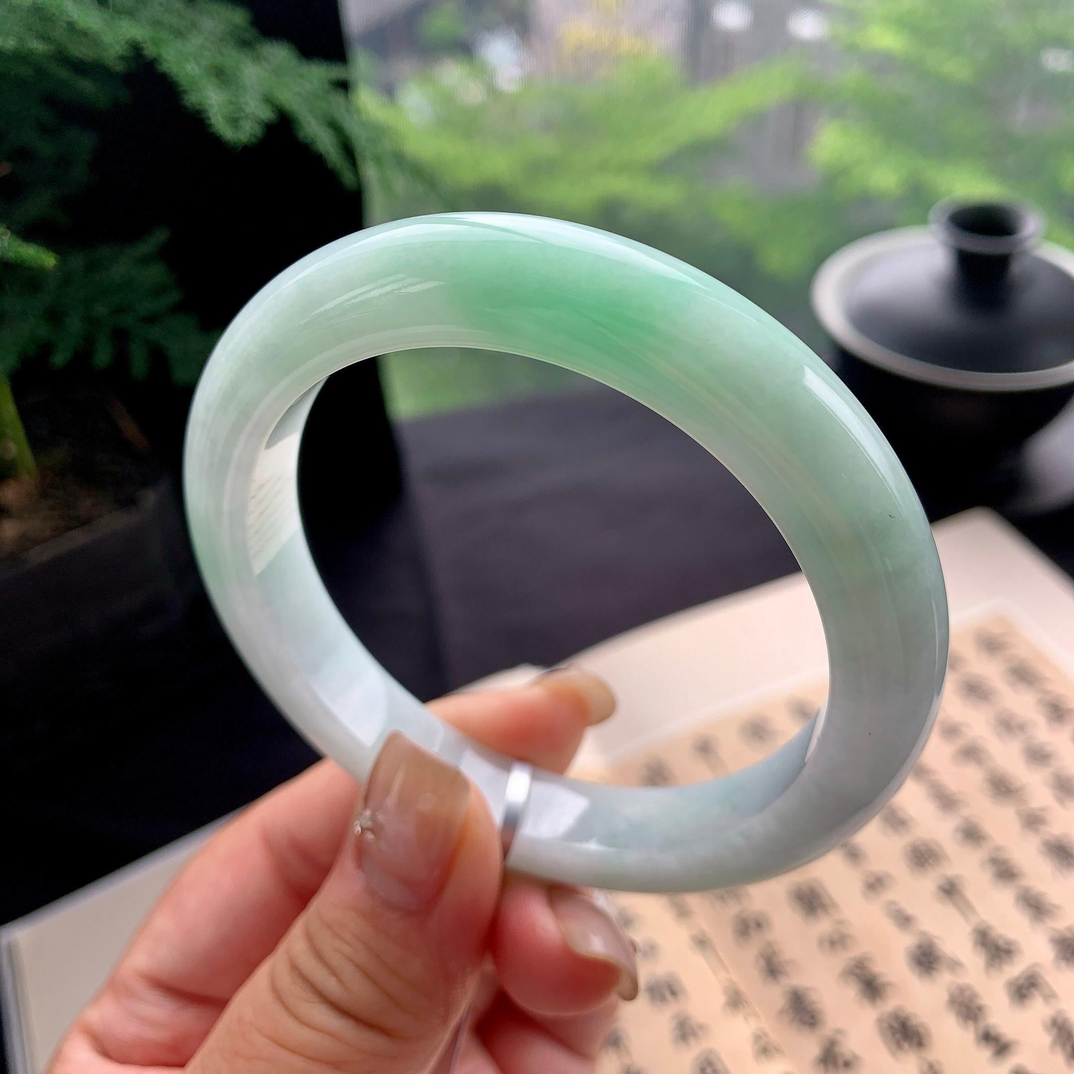 大圈口 细糯种淡晴底飘绿正圈平安镯 58.8圈口 天然缅甸A货翡翠（yc473058）