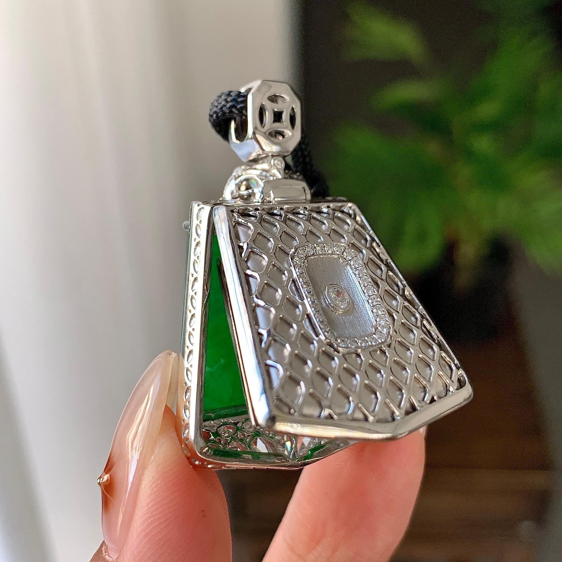 18k金钻镶糯冰种满绿无事牌吊坠（yc242678）