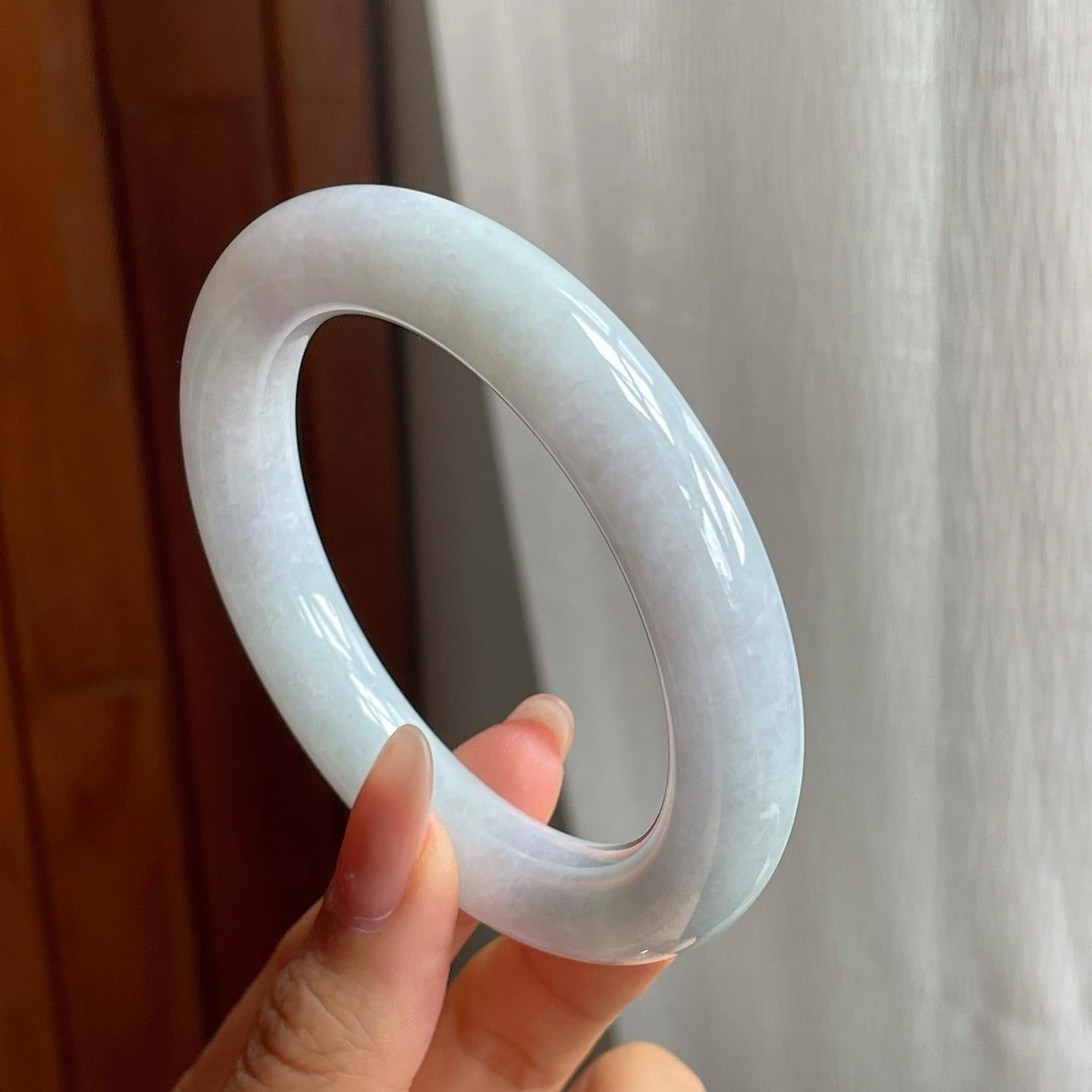 糯冰种淡紫底翡翠圆条手镯（55mm）