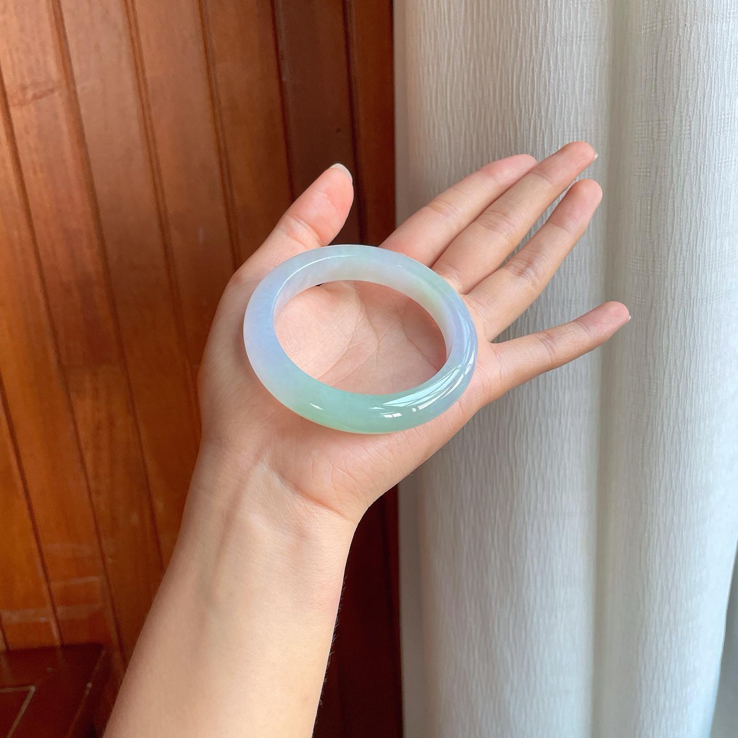 糯冰淡春彩底翡翠平安镯（55.5mm）（yc411305）