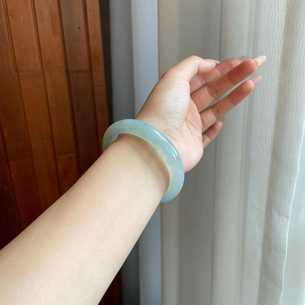 糯冰淡湖水绿带黄翡翡翠平安镯（56.6mm）（yc269675）