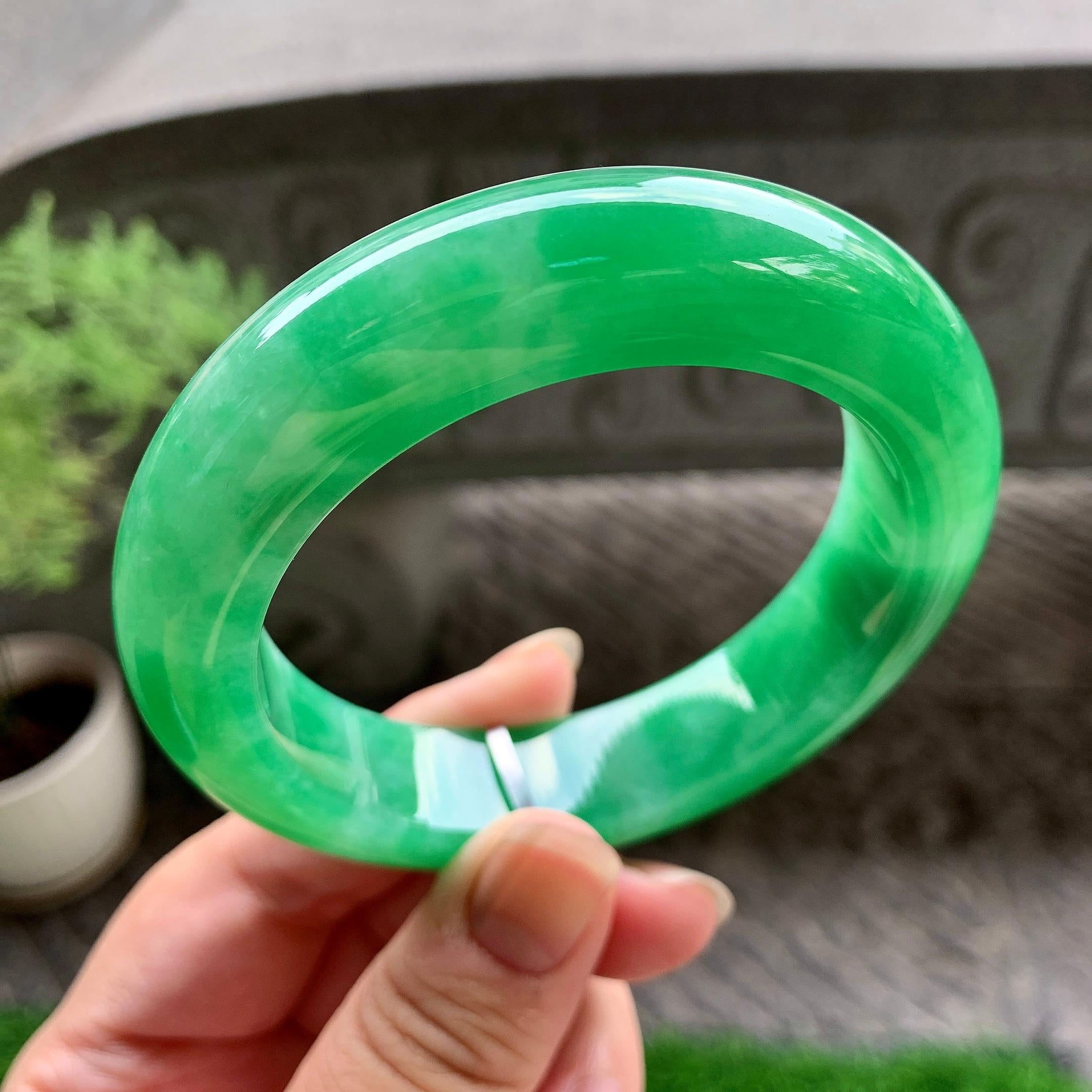 细糯种阳绿宽版轮胎手镯（59.3mm）（yc225046）