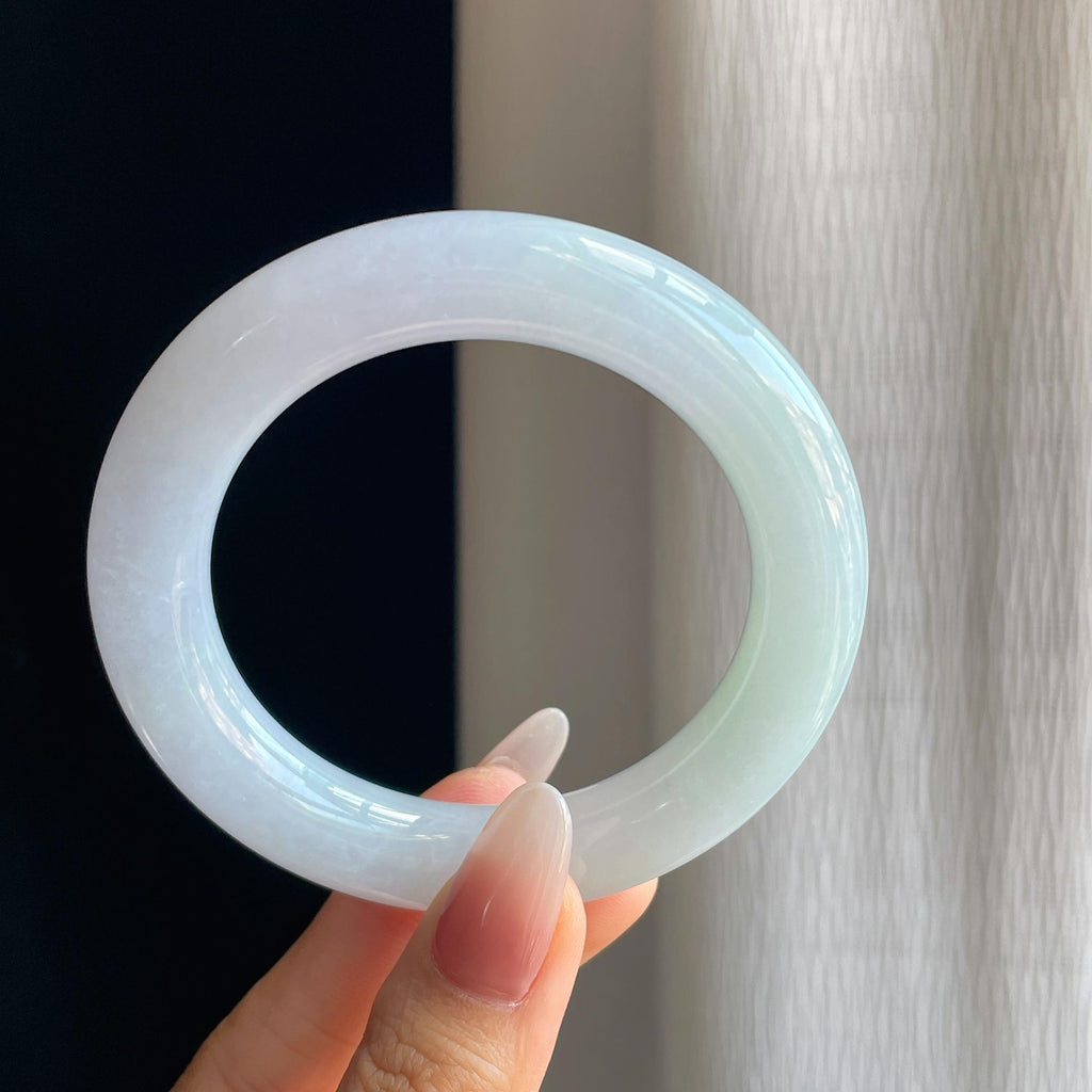 冰种淡春彩翡翠圆条手镯（55.5mm）（yc295019）