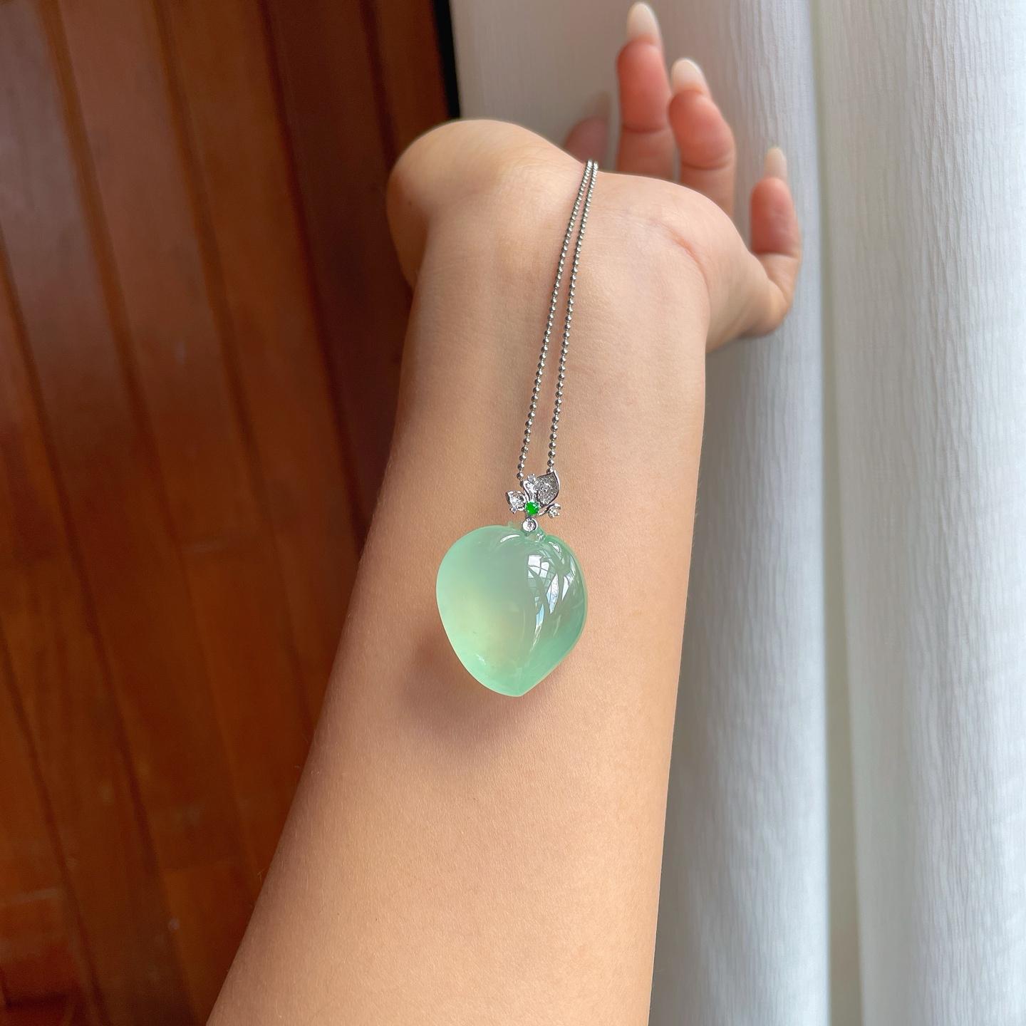 18k金扣冰种晴绿底翡翠桃子（yc261409）