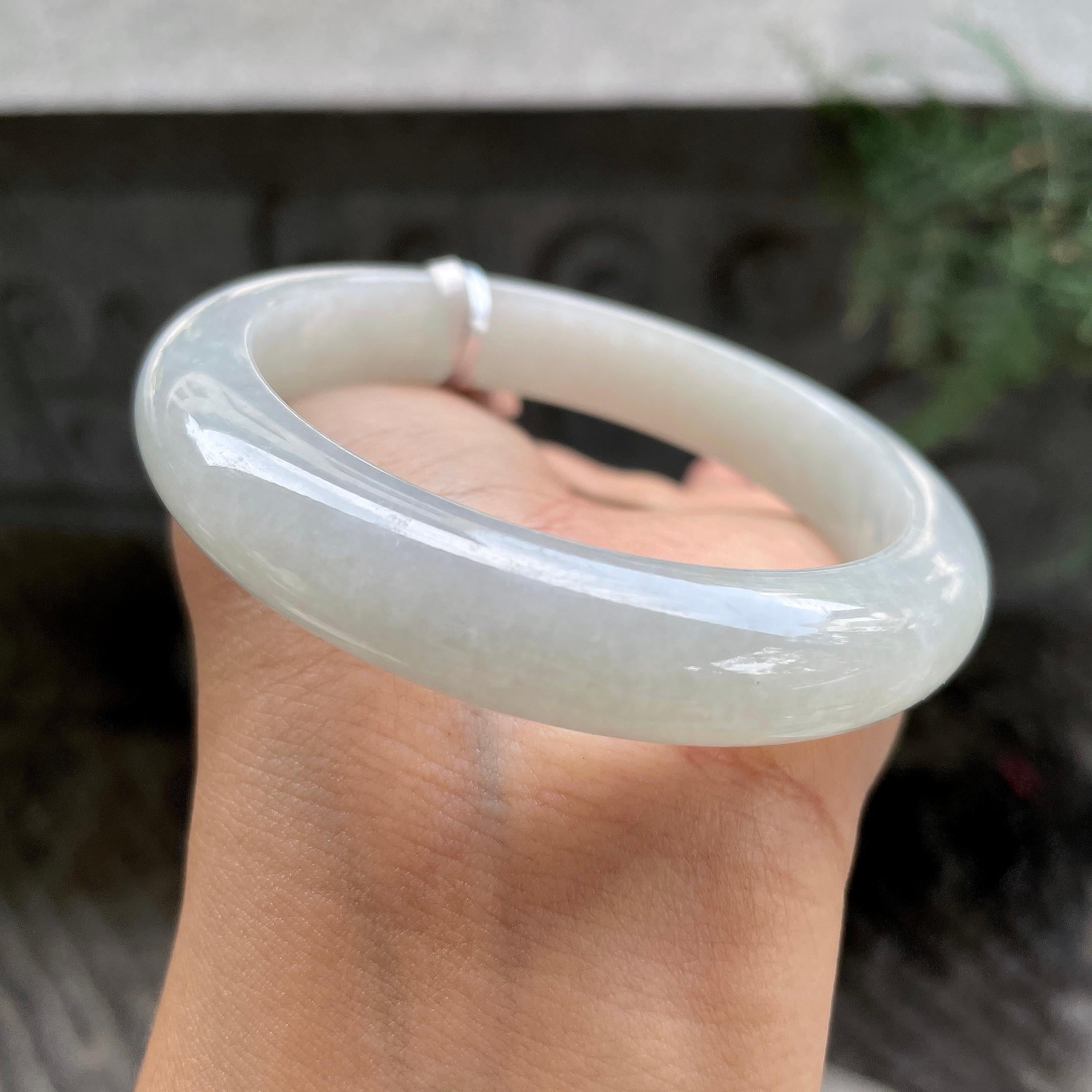 大圈口   细糯种细糯种带底色正圈平安镯   58.9圈     天然缅甸A货翡翠（yc407887）