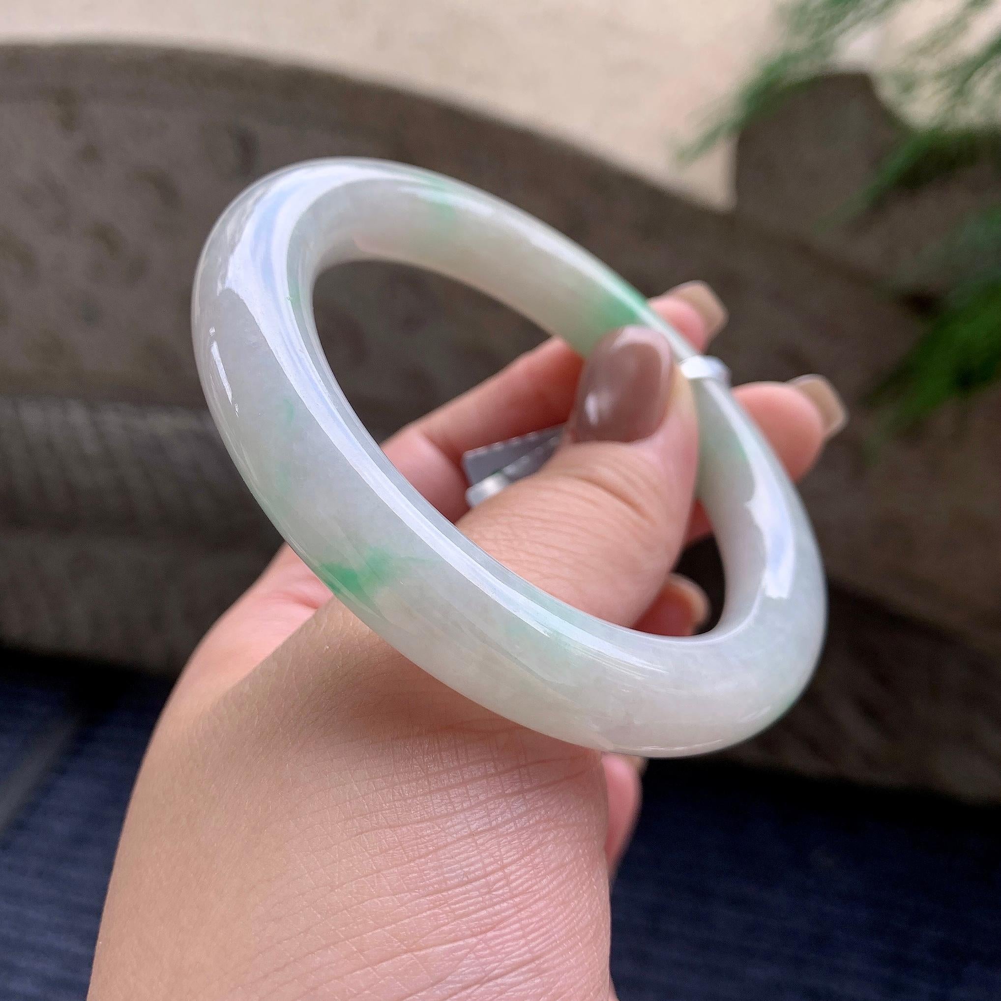 大圈口  细糯种飘翠绿圆条手镯  58圈口  天然缅甸A货翡翠（yc421251）