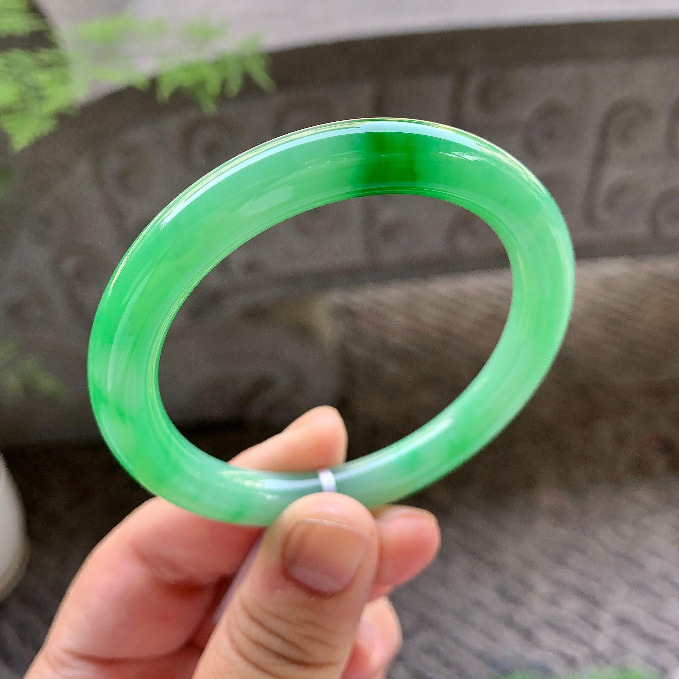 细糯种飘阳绿圆条手镯（54mm）