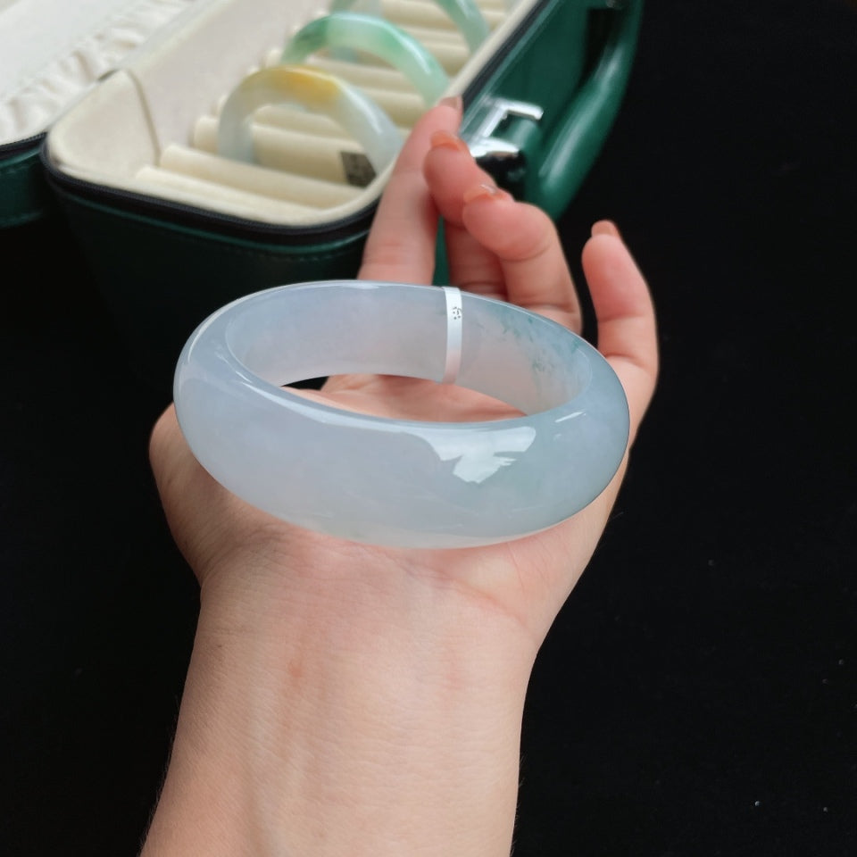 冰种蓝底飘花宽版正圈翡翠手镯（60.5mm）（yc017035）