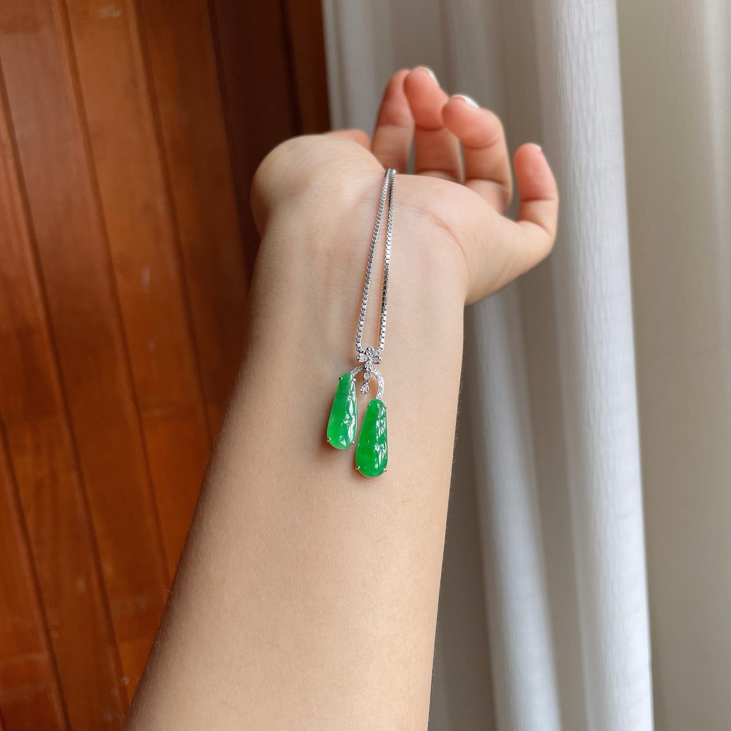 18k金镶糯冰满绿翡翠豆子（yc247184）