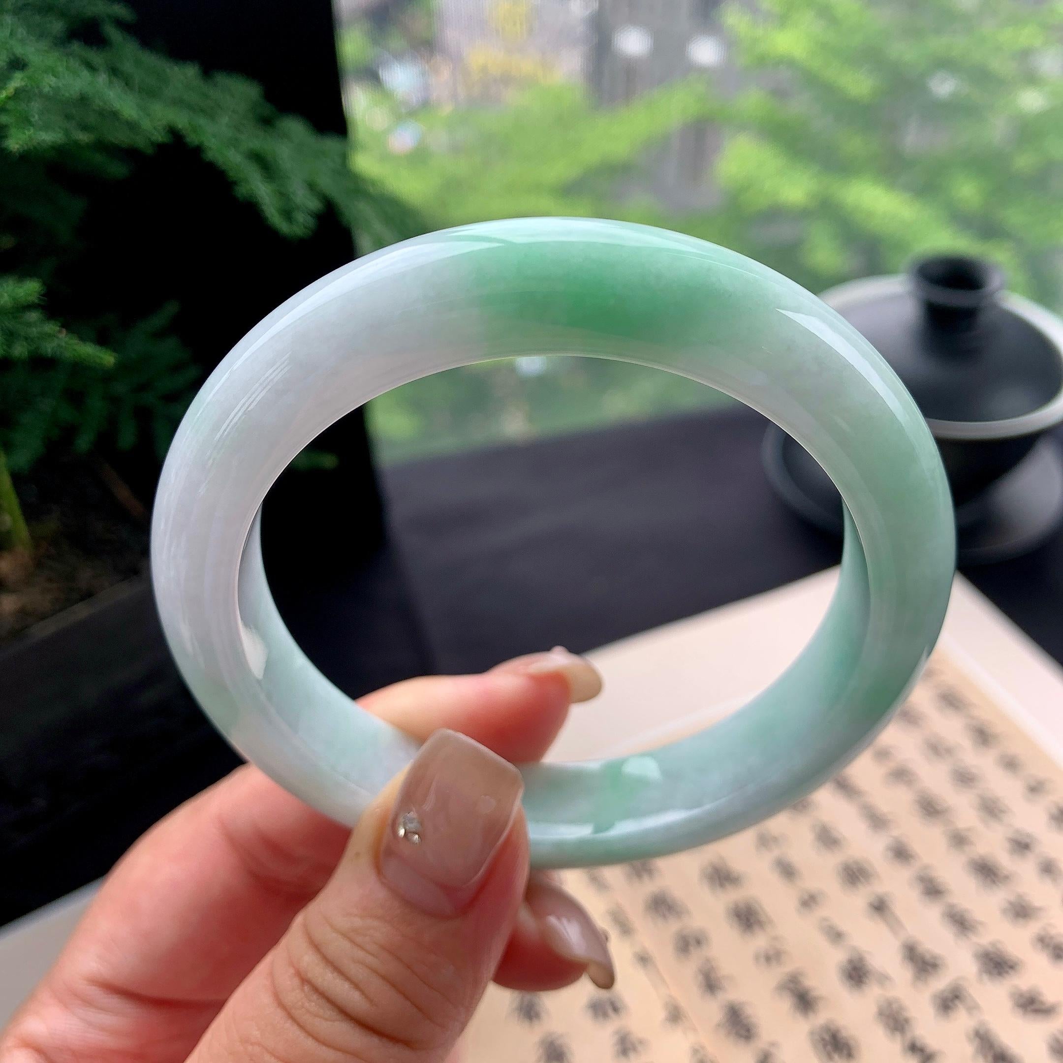 大圈口 细糯种晴底飘绿正圈平安镯 60圈口 天然缅甸A货翡翠（yc473056）
