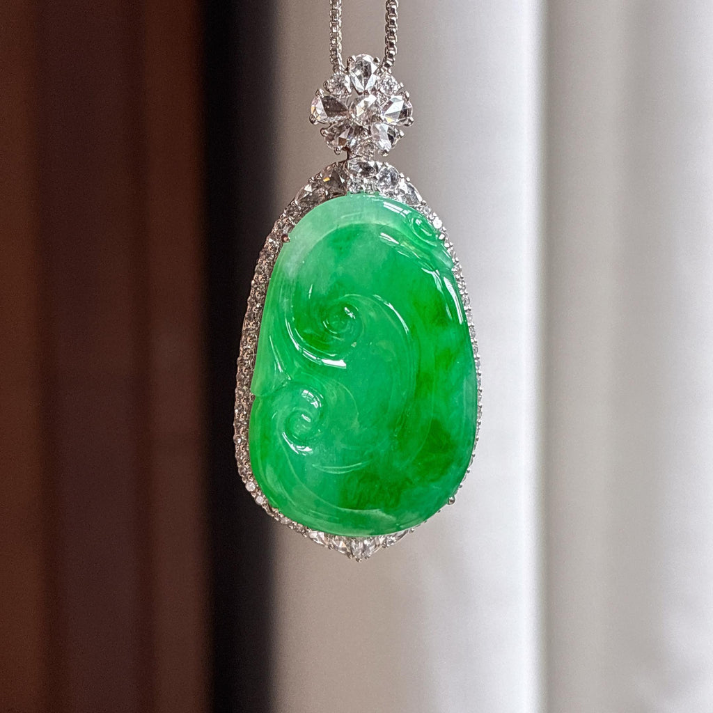 Ngọc bích Myanmar tự nhiên loại A, hình như ý, màu xanh lục đầy đặn, cẩn vàng 18k (yc450414)