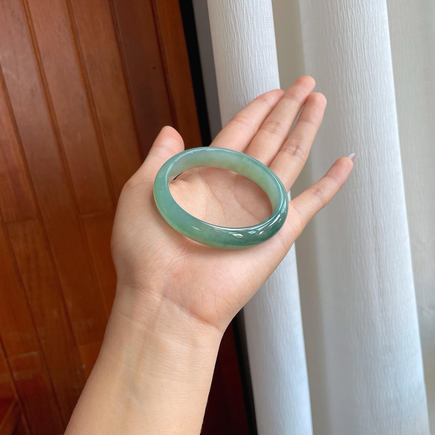 糯冰湖水绿飘花翡翠贵妃镯（54.8mm）（yc312892）