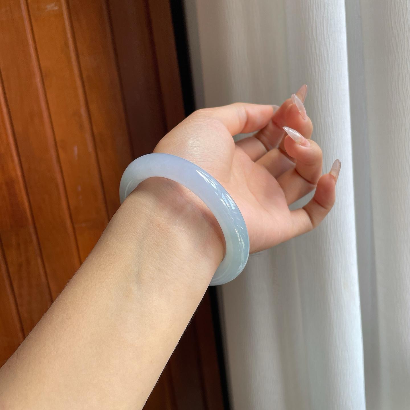 糯冰春彩底子圆条翡翠手镯（56.5mm）（yc246206）