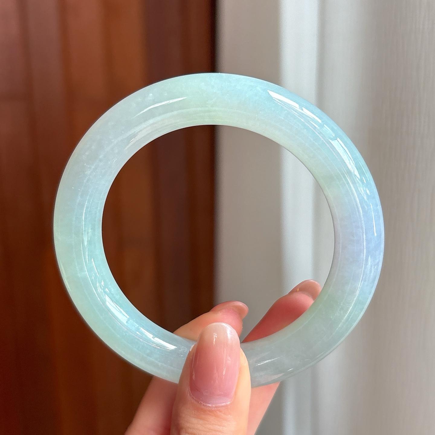 冰种淡春底翡翠圆条手镯（yc344521）