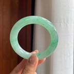 糯冰飘翠色翡翠圆条手镯(53mm)（yc423152）