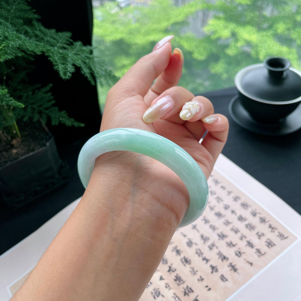 大圈口 细糯种晴底飘绿正圈平安镯60.2圈 天然缅甸A货翡翠（yc473057）