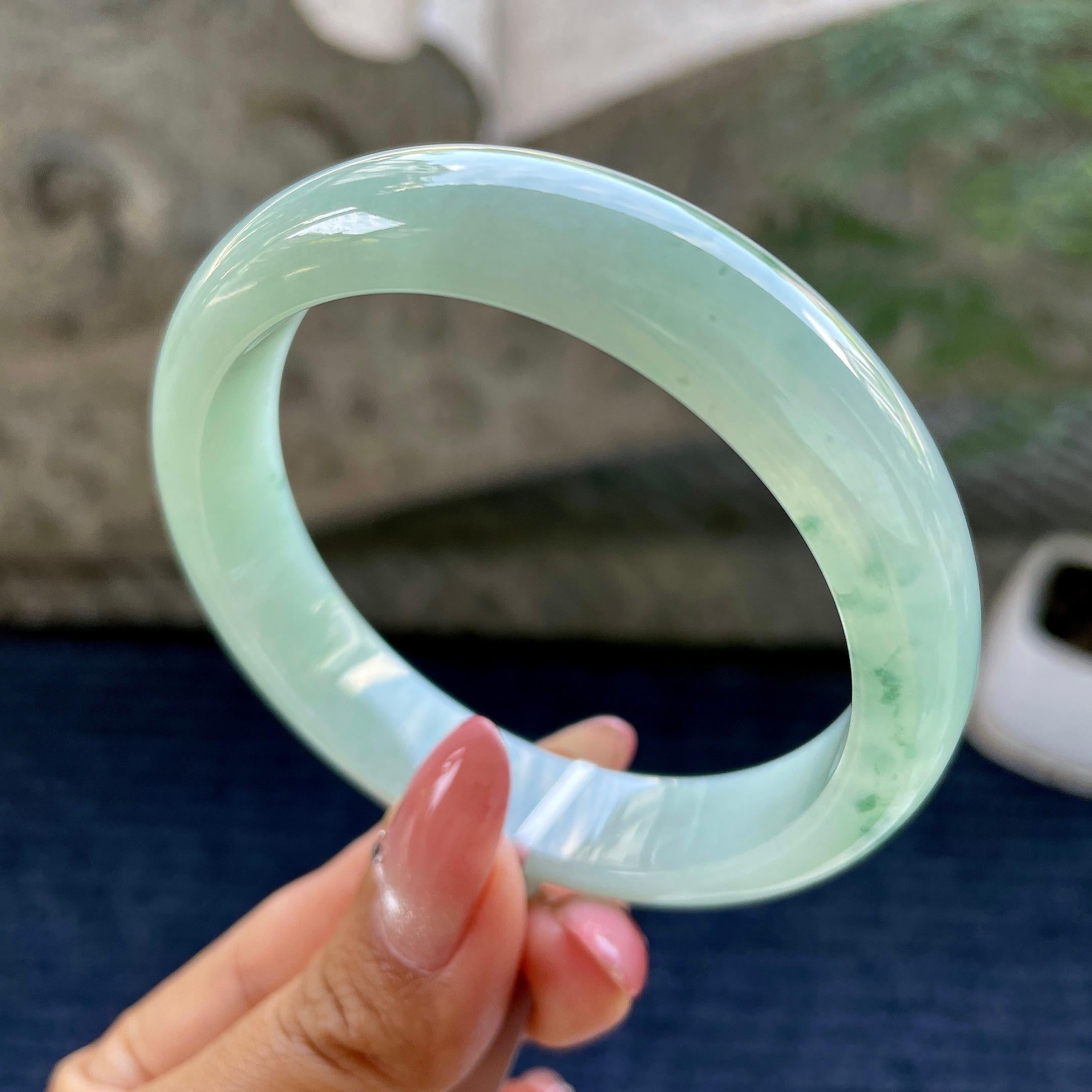大圈口        细糯种晴底飘花正圈平安镯58.6圈          天然缅甸A货翡翠（yc433762）
