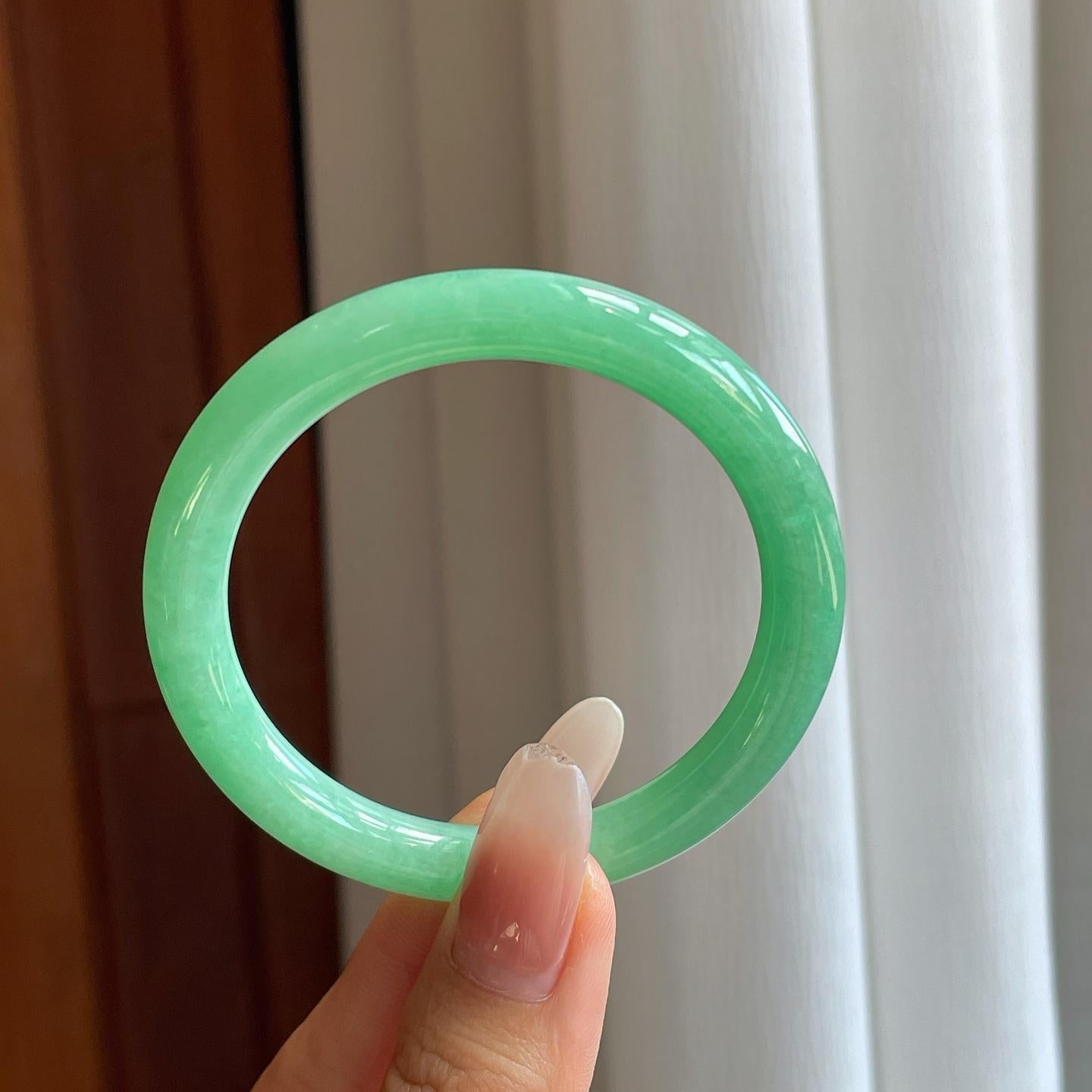 糯冰果绿翡翠圆条手镯（50.5mm）（yc274566）